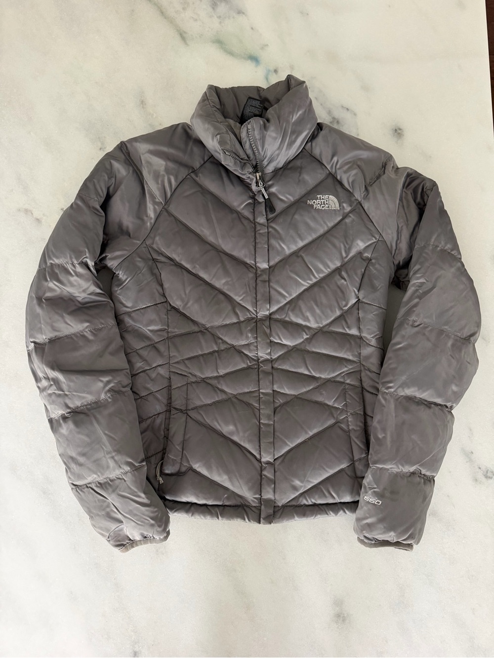 The North Face Women's Gray/Silver 550 Down Puffer Jacket, size XS
